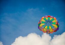 Podwójna dawka adrenaliny: Wszystko, co musisz wiedzieć o skokach spadochronowych w tandemie