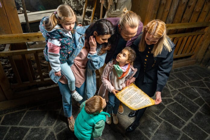 rodzina w kopalni soli wieliczka