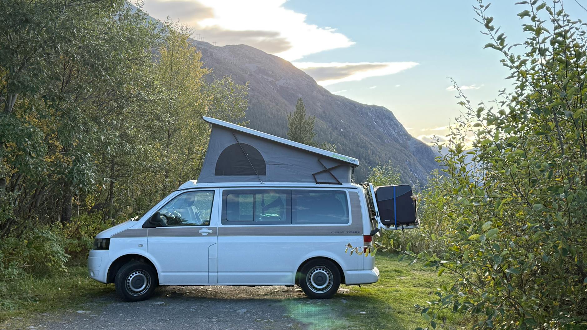 Fiordy Norwegii kamperem z rodziną – praktyczny mini przewodnik Kamper na tle norweskich fiordów podczas rodzinnej podróży