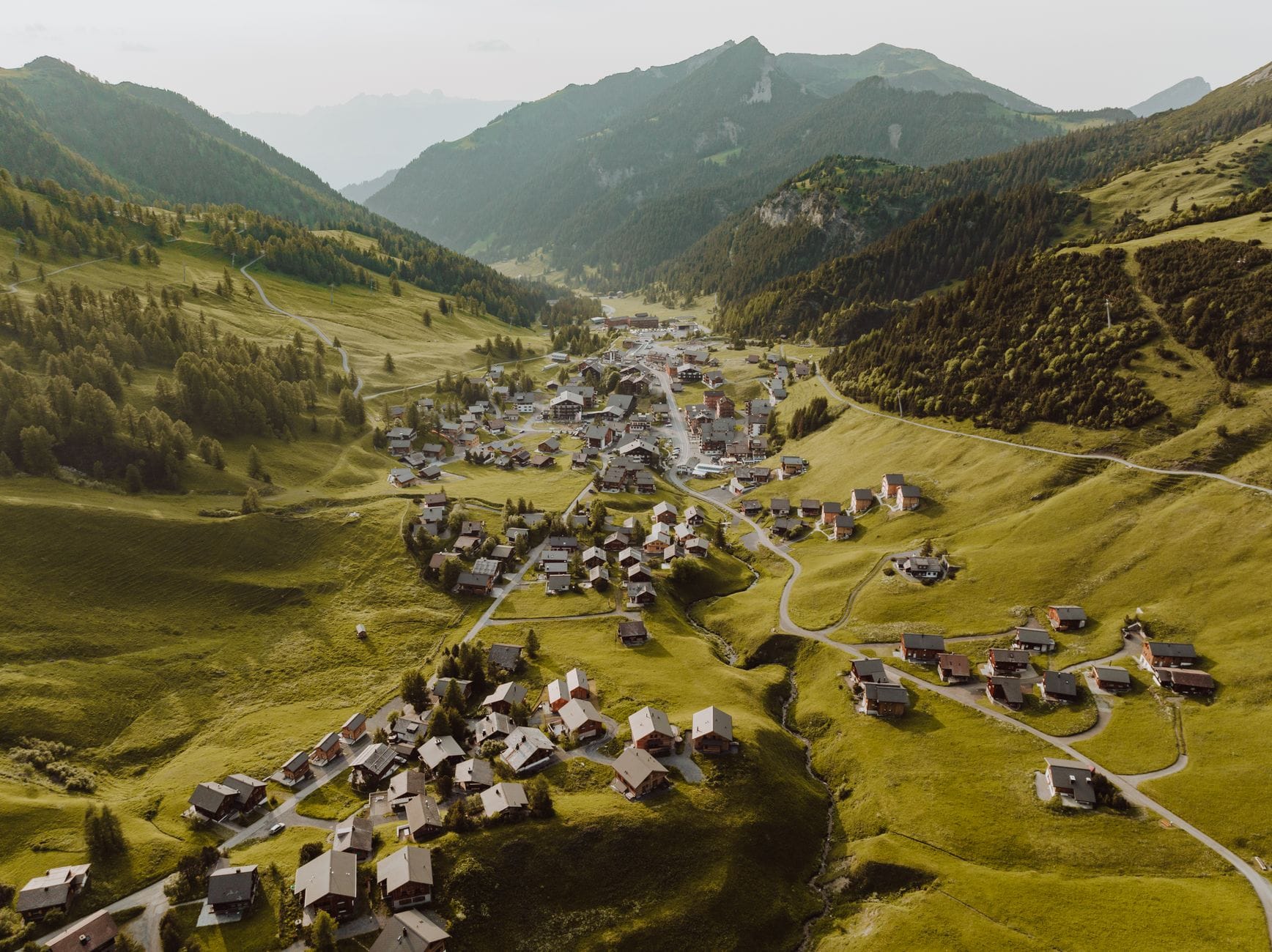 Alpejska miejscowość Malbun wśród gór Liechtensteinu, widok z lotu ptaka