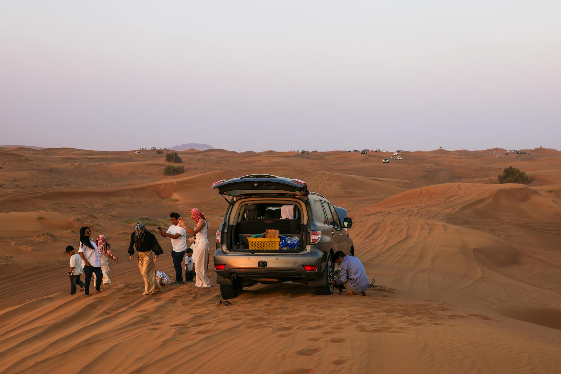 Rodzina w jeepie 4x4 na pustynnej wyprawie w Jordanii