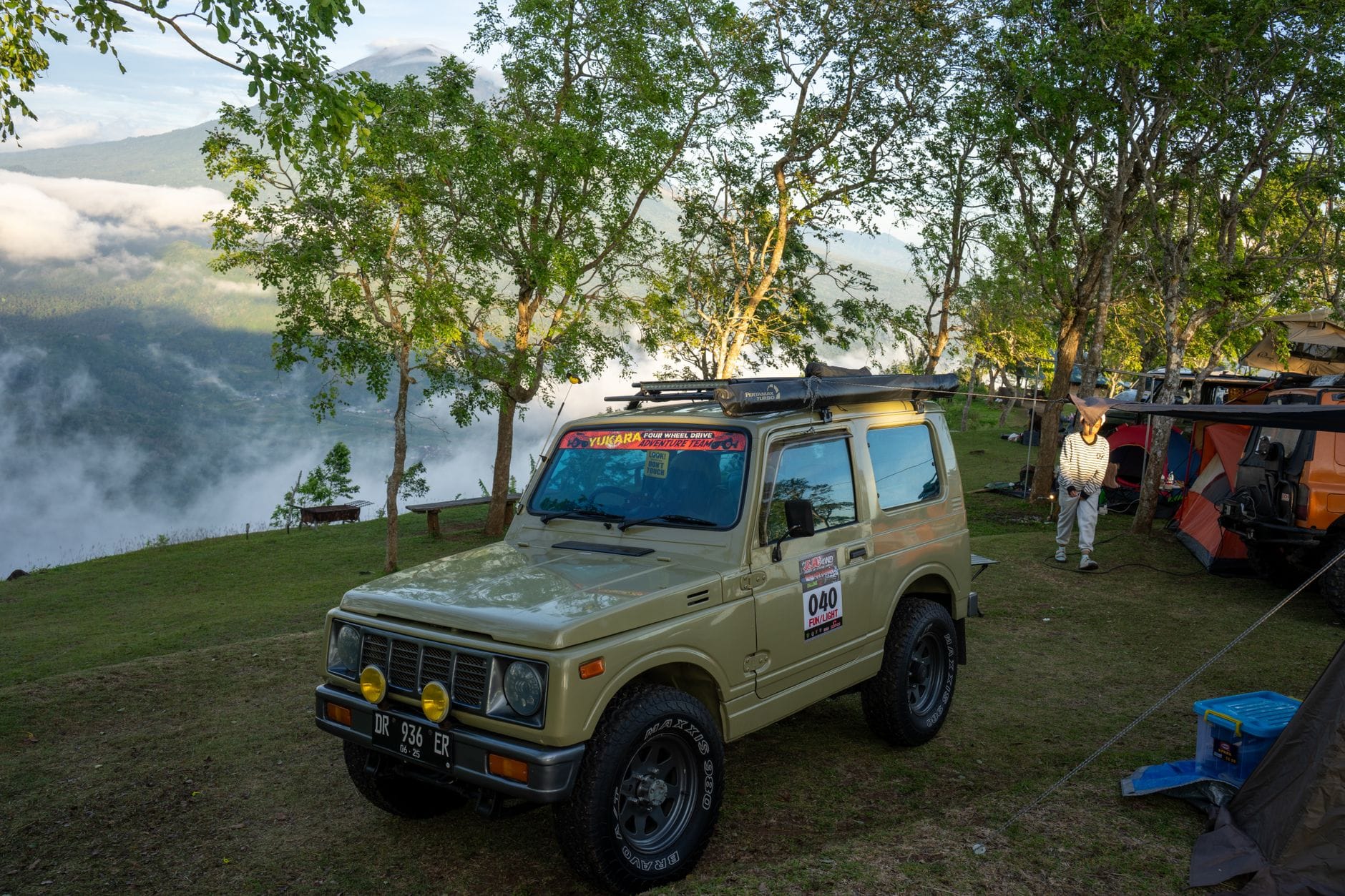 Auto terenowe na kempingu z widokiem na góry na Bali