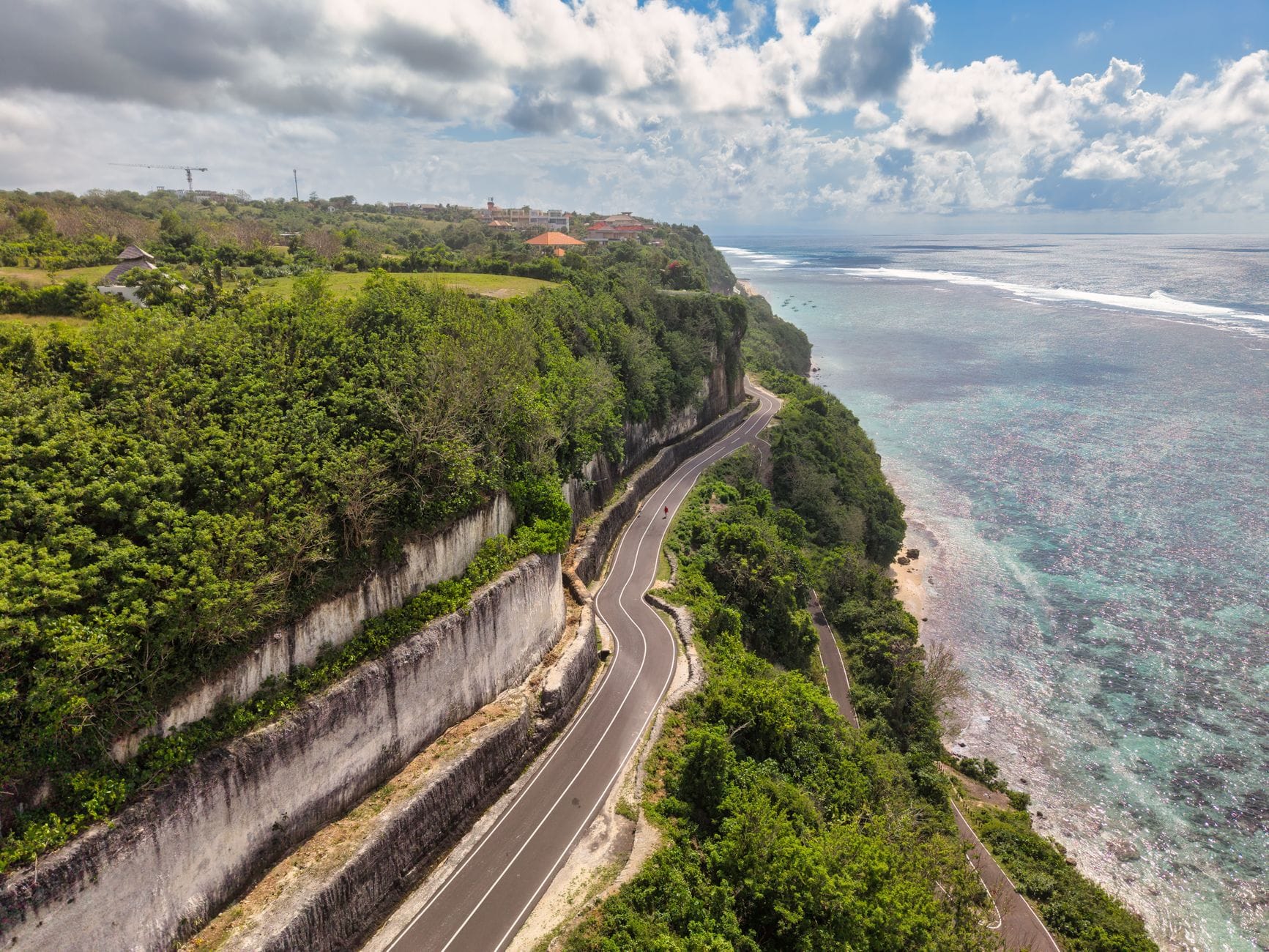 Kręta nadmorska droga na klifach Bali widziana z lotu ptaka