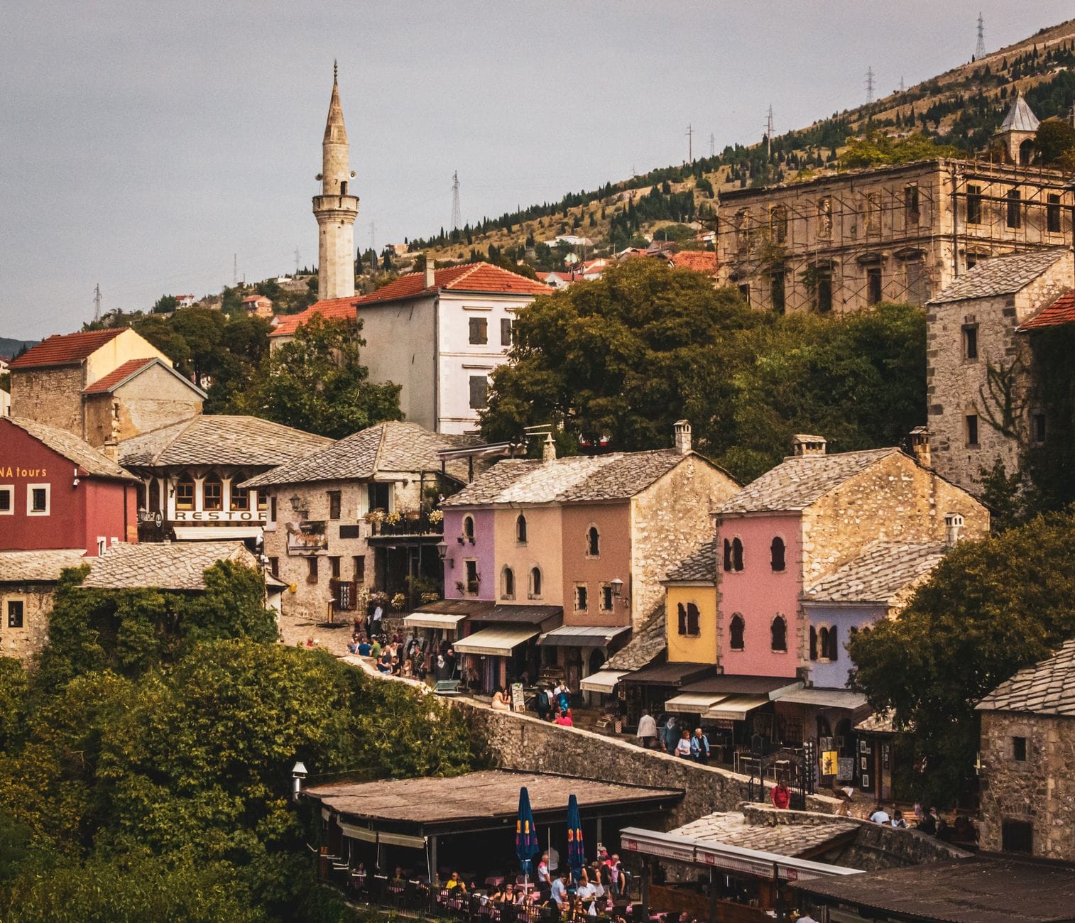 Mostar z dzieckiem: atrakcje, punkty widokowe i spokojne zakątki nad Neretwą Stare Miasto w Mostarze z kolorowymi kamienicami i minaretem nad Neretwą