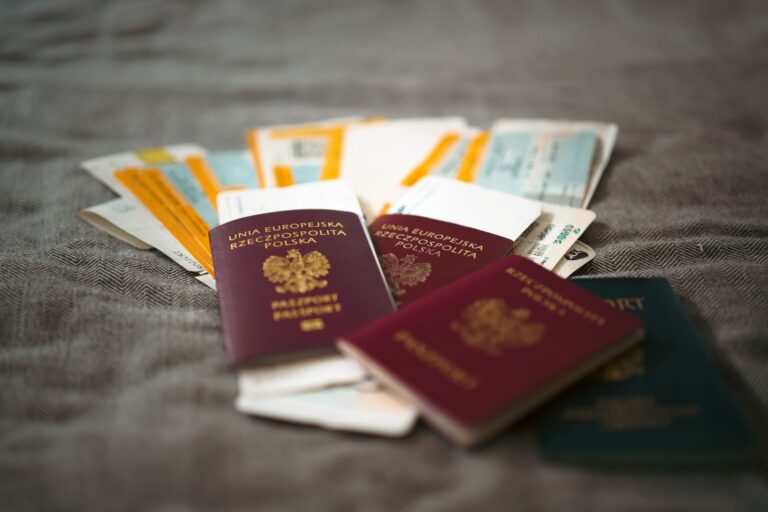 Polskie paszporty i bilety podróżne w zbliżeniu